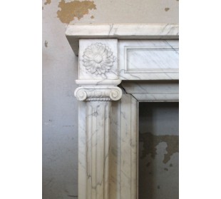 Antique original Louis XVI fireplace mantel, with fluted columns, carved in white veined Carrara marble. 2