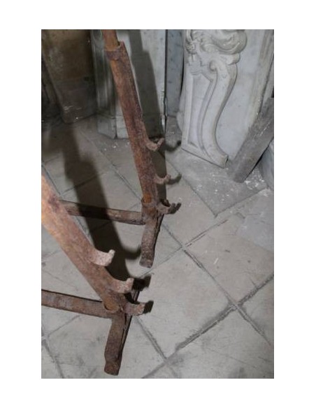 016 MONUMENTALE COPPIA DI ALARI PER CAMINO, IN FERRO BATTUTO