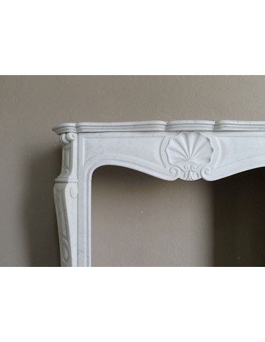 Antique nineteenth-century Baroque fireplace mantel in white marble, available at a special discounted price.