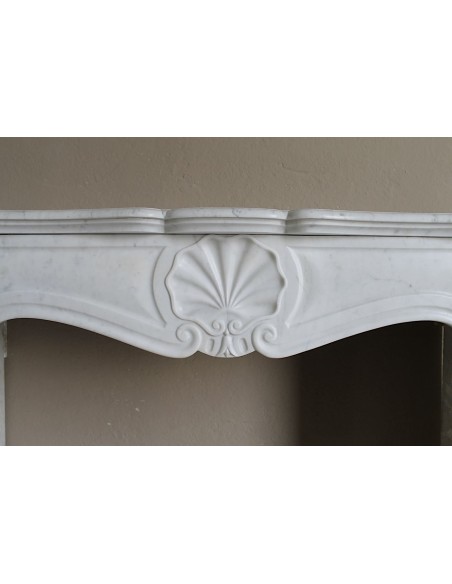 Antique nineteenth-century Baroque fireplace mantel in white marble, available at a special discounted price.