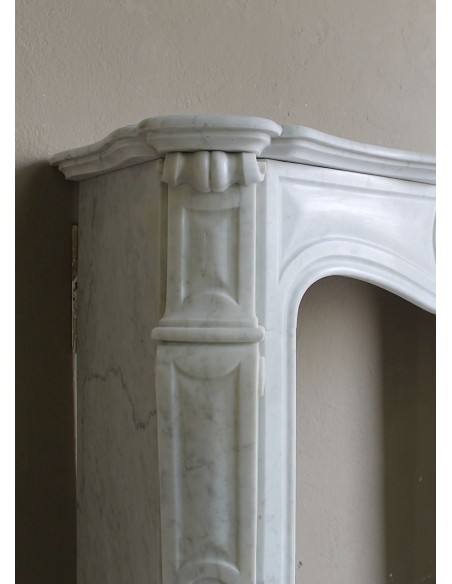 Antique nineteenth-century Baroque fireplace mantel in white marble, available at a special discounted price.