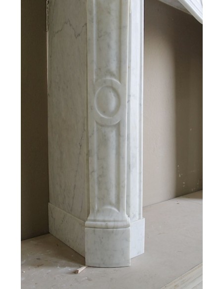 Antique nineteenth-century Baroque fireplace mantel in white marble, available at a special discounted price.