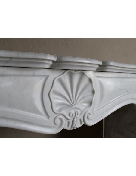 Antique nineteenth-century Baroque fireplace mantel in white marble, available at a special discounted price.
