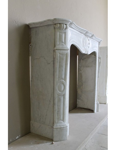 Antique nineteenth-century Baroque fireplace mantel in white marble, available at a special discounted price.