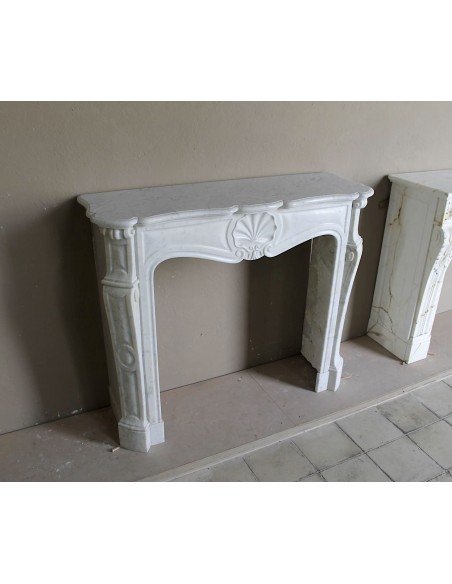 Antique nineteenth-century Baroque fireplace mantel in white marble, available at a special discounted price.
