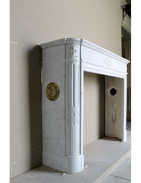 259 ANTIQUE LOUIS XVI "DÉMI-LUNE TROIS FLEURS" FIREPLACE MANTEL IN WHITE CARRARA MARBLE