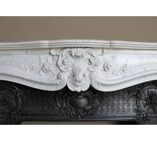 Antique Louis XV fireplace mantel in white Carrara marble with its antique decorated cast iron insert 2