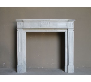 Antique Louis XVI fireplace mantel carved in white marble and dating back to the 19th century.