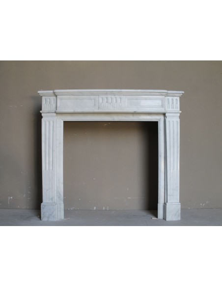 Antique Louis XVI fireplace mantel carved in white marble and dating back to the 19th century.