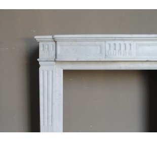 Antique Louis XVI fireplace mantel carved in white marble and dating back to the 19th century. 2