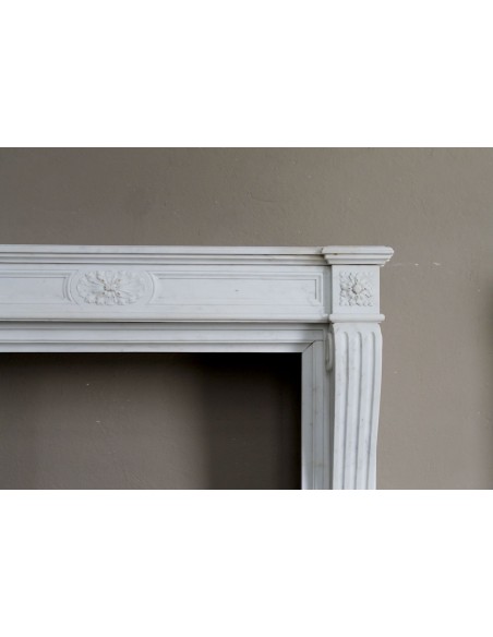 213 BEAUTIFUL ANTIQUE LOUIS XVI "TROIS FLEURS" FIREPLACE MANTEL IN WHITE STATUARY CARRARA MARBLE