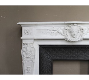 Important antique Neoclassical fireplace mantel carved in white Statuary marble with the sculpture of Marie Antoinette's face. 2