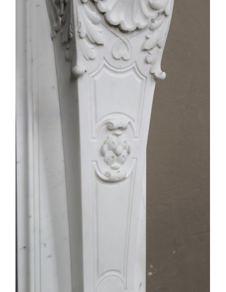219 AG EXCEPTIONAL LOUIS XVI "TÊTE DE FEMME" FIREPLACE SURROUND CARVED IN WHITE STATUARY MARBLE