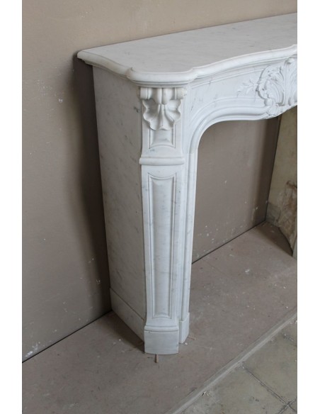 014 IMPORTANT VERY SMALL FLORAL LOUIS XV FIREPLACE MANTEL CARVED IN WHITE CARRARA "P" MARBLE