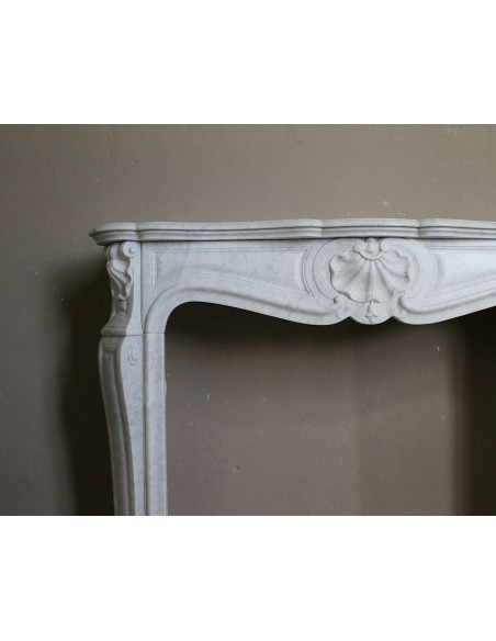 041 ANTIQUE "TROIS COQUILLES" MARBLE MANTEL IN WHITE CARRARA MARBLE