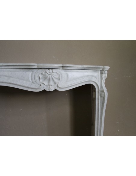 041 ANTIQUE "TROIS COQUILLES" MARBLE MANTEL IN WHITE CARRARA MARBLE