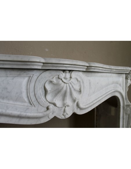 041 ANTIQUE "TROIS COQUILLES" MARBLE MANTEL IN WHITE CARRARA MARBLE