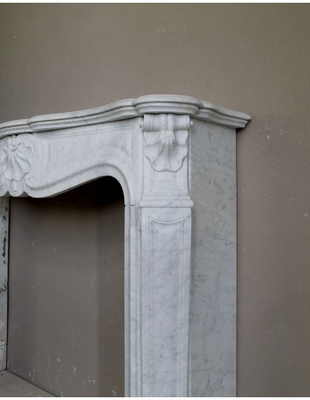 041 ANTIQUE "TROIS COQUILLES" MARBLE MANTEL IN WHITE CARRARA MARBLE