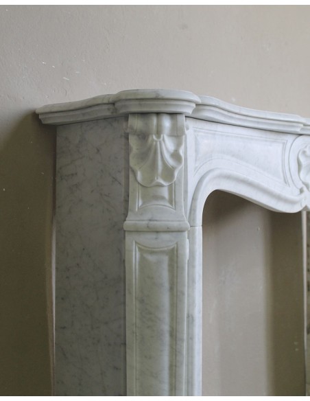 041 ANTIQUE "TROIS COQUILLES" MARBLE MANTEL IN WHITE CARRARA MARBLE