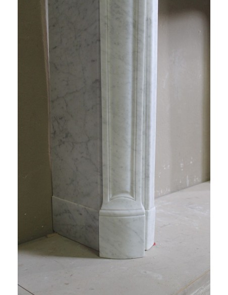 041 ANTIQUE "TROIS COQUILLES" MARBLE MANTEL IN WHITE CARRARA MARBLE