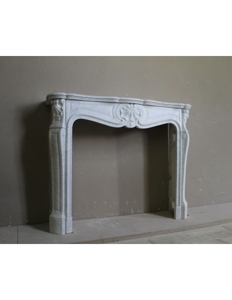 041 ANTIQUE "TROIS COQUILLES" MARBLE MANTEL IN WHITE CARRARA MARBLE