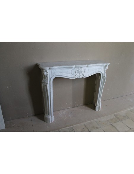 041 ANTIQUE "TROIS COQUILLES" MARBLE MANTEL IN WHITE CARRARA MARBLE