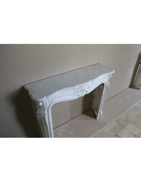 041 ANTIQUE "TROIS COQUILLES" MARBLE MANTEL IN WHITE CARRARA MARBLE
