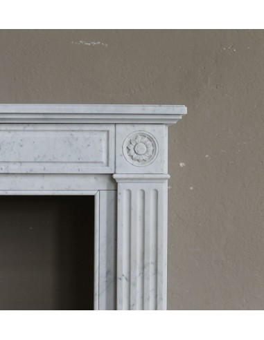 Charming Neoclassical antique fireplace in white marble, featuring refined floral sculptural details.