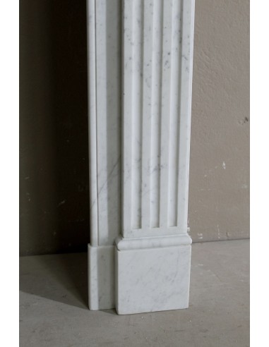 Charming Neoclassical antique fireplace in white marble, featuring refined floral sculptural details.