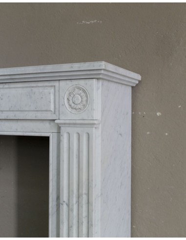 Charming Neoclassical antique fireplace in white marble, featuring refined floral sculptural details.