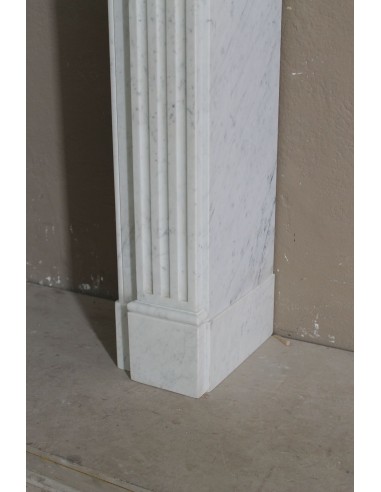 Charming Neoclassical antique fireplace in white marble, featuring refined floral sculptural details.