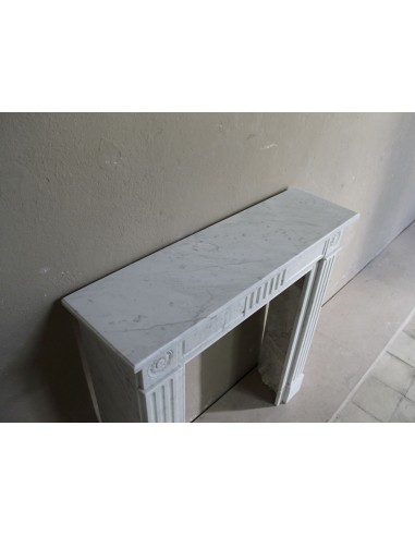 Charming Neoclassical antique fireplace in white marble, featuring refined floral sculptural details.