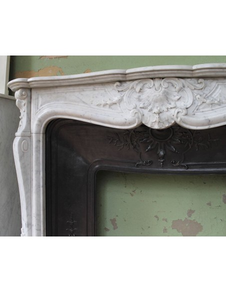 064 AG ANTIQUE LOUIS XV "TROIS GLANDS" FIREPLACE SURROUND IN WHITE CARRARA MARBLE WITH ITS ORIGINAL FLORAL CAST IRON INSER