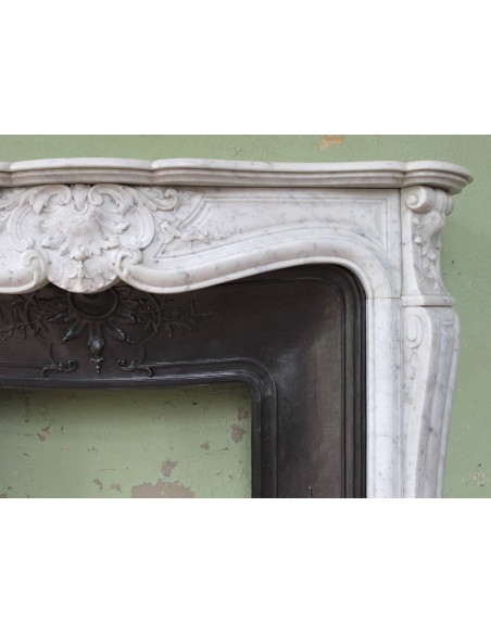 064 AG ANTIQUE LOUIS XV "TROIS GLANDS" FIREPLACE SURROUND IN WHITE CARRARA MARBLE WITH ITS ORIGINAL FLORAL CAST IRON INSER