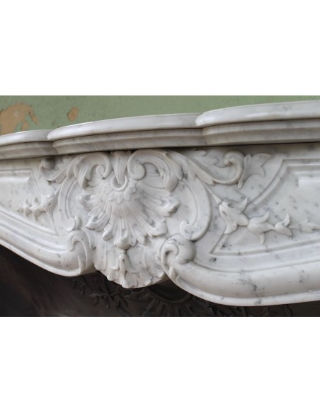 064 AG ANTIQUE LOUIS XV "TROIS GLANDS" FIREPLACE SURROUND IN WHITE CARRARA MARBLE WITH ITS ORIGINAL FLORAL CAST IRON INSER