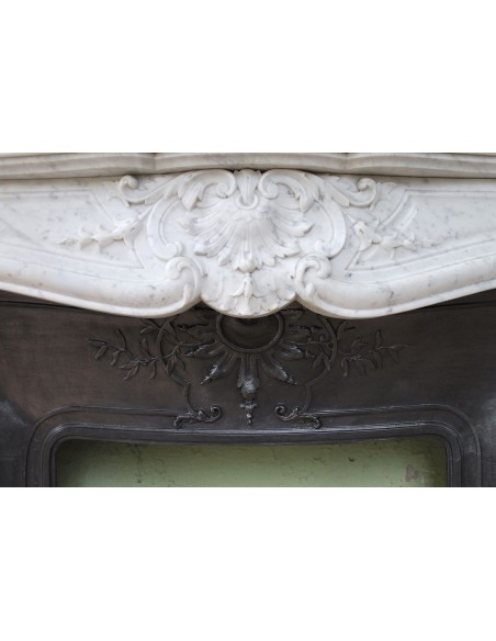 064 AG ANTIQUE LOUIS XV "TROIS GLANDS" FIREPLACE SURROUND IN WHITE CARRARA MARBLE WITH ITS ORIGINAL FLORAL CAST IRON INSER