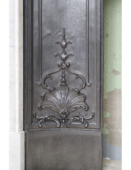 064 AG ANTIQUE LOUIS XV "TROIS GLANDS" FIREPLACE SURROUND IN WHITE CARRARA MARBLE WITH ITS ORIGINAL FLORAL CAST IRON INSER