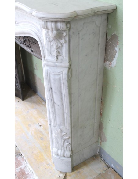 064 AG ANTIQUE LOUIS XV "TROIS GLANDS" FIREPLACE SURROUND IN WHITE CARRARA MARBLE WITH ITS ORIGINAL FLORAL CAST IRON INSER