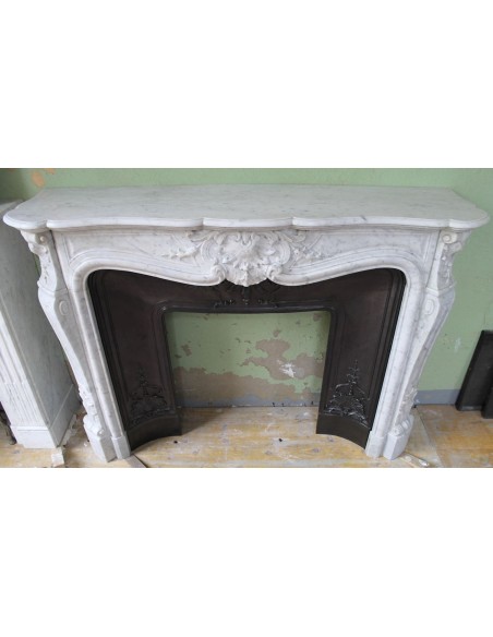 064 AG ANTIQUE LOUIS XV "TROIS GLANDS" FIREPLACE SURROUND IN WHITE CARRARA MARBLE WITH ITS ORIGINAL FLORAL CAST IRON INSER
