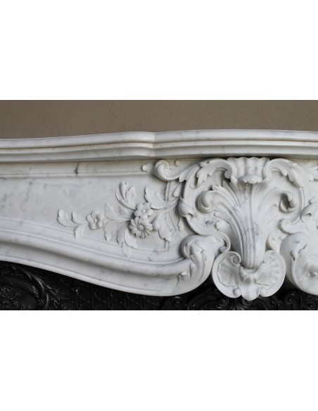 Antique white marble fireplaces with baroque and floral decorations, of various types and costs.