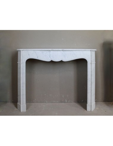 Antique white marble fireplace of baroque style and 19th century period, “Pompadour Plat” model.