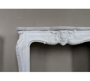 Antique white marble fireplace of Baroque style, 19th-century period, with floral decorations and fine carvings. 2