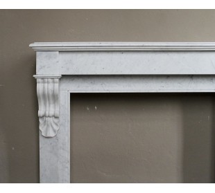 Antique fireplace carved in white Carrara marble called “Palmettes” with sober and elegant lines. 2
