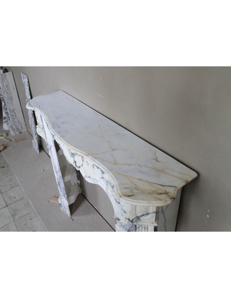 046 LOUIS XV “COEUR” FIREPLACE OF PROVENCAL STYLISM CARVED IN CHARMING BRÈCHE VIOLETTE MARBLE