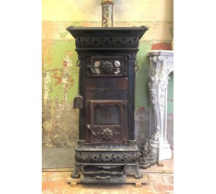 Cast iron and tiled wood stove, Castelmonte brand, of excellent quality construction and decorated, at a discounted price.