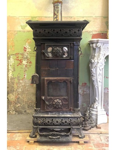 Cast iron and tiled wood stove, Castelmonte brand, of excellent quality construction and decorated, at a discounted price.
