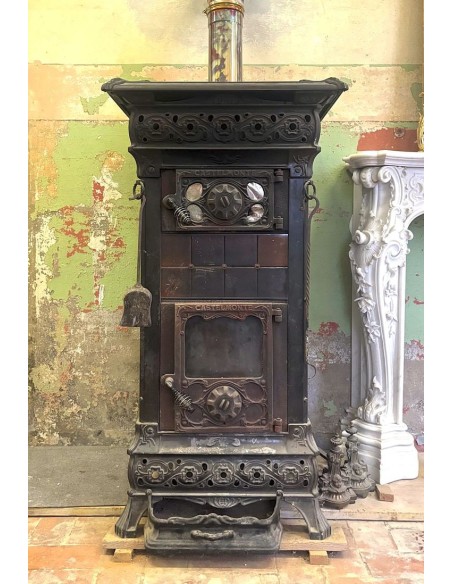Cast iron and tiled wood stove, Castelmonte brand, of excellent quality construction and decorated, at a discounted price.