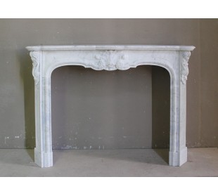 Antique floral fireplace between Baroque and Art Nouveau carved in white Carrara marble, of Provençal (CÔTE D'AZUR) stylism.