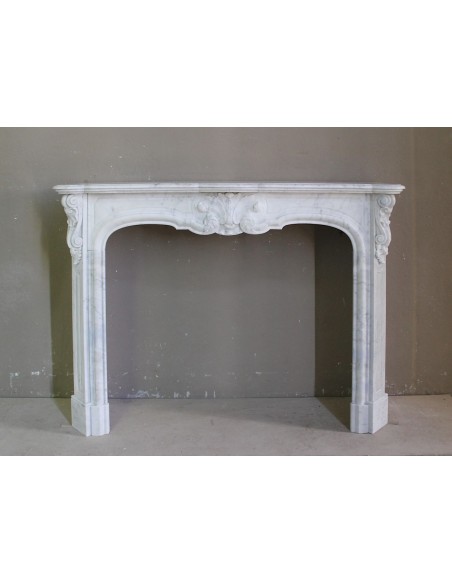 Antique floral fireplace between Baroque and Art Nouveau carved in white Carrara marble, of Provençal (CÔTE D'AZUR) stylism.