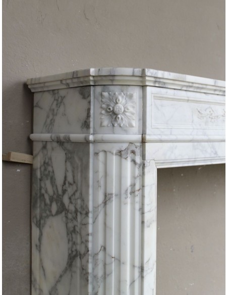 209 ANTIQUE NEOCLASSICAL "DÉMI-LUNE RAMEAU D'OLIVIER” FIREPLACE MANTEL IN VEINED ARABESCATO CARRARA MARBLE